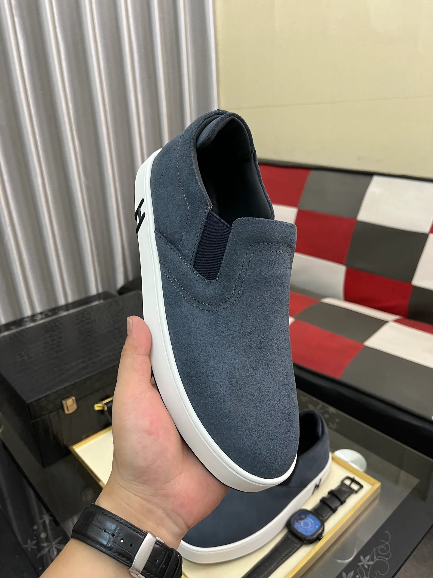 Men's Men's Shoes💰458⌚️⌚️HERMES/Hermès Hugo sneakers are casual men's shoes. These sneakers are made of imported first-layer cowhide leather and breathable mesh design. The contrasting color design creates a dynamic and modern shape. The front end of the toe is decorated with natural-color rubber inlays, making it novel and fashionable. The texture is incomparable, with cowhide lining and cowhide foot pads, the upper foot is comfortable and breathable, and the rubber sole is decorated with geometric patterns and iconic "H" details. A very personal one! Size: 38-44